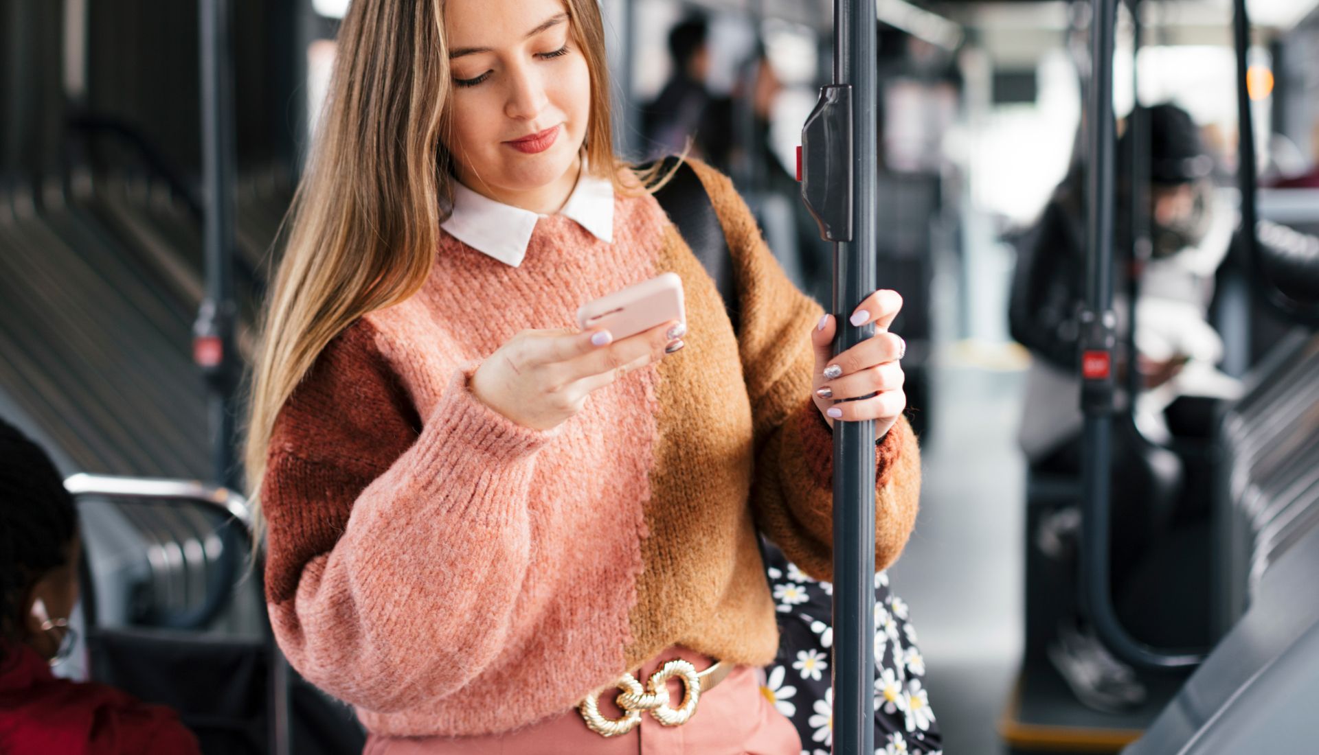 Una chica viajando en el autobús urbano.
