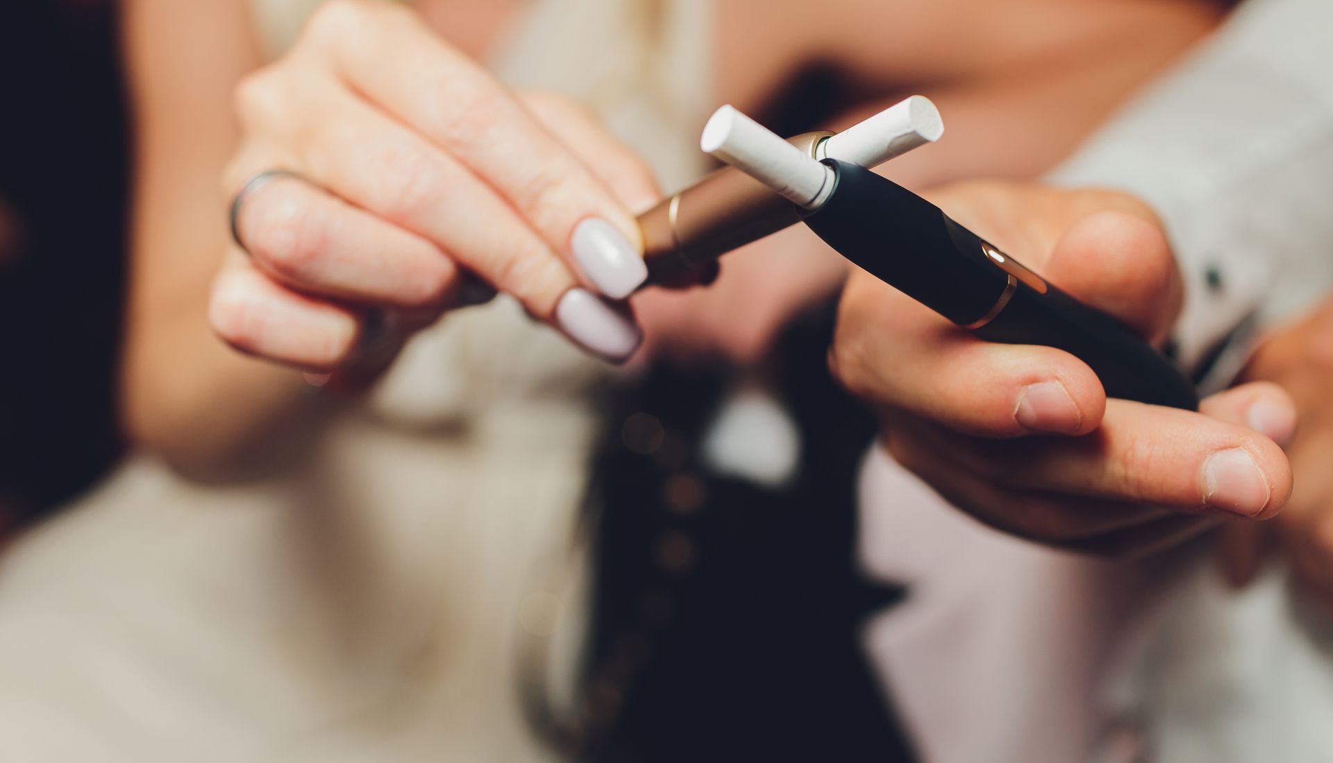 Dos dispositivos de fumar tabaco calentado.
