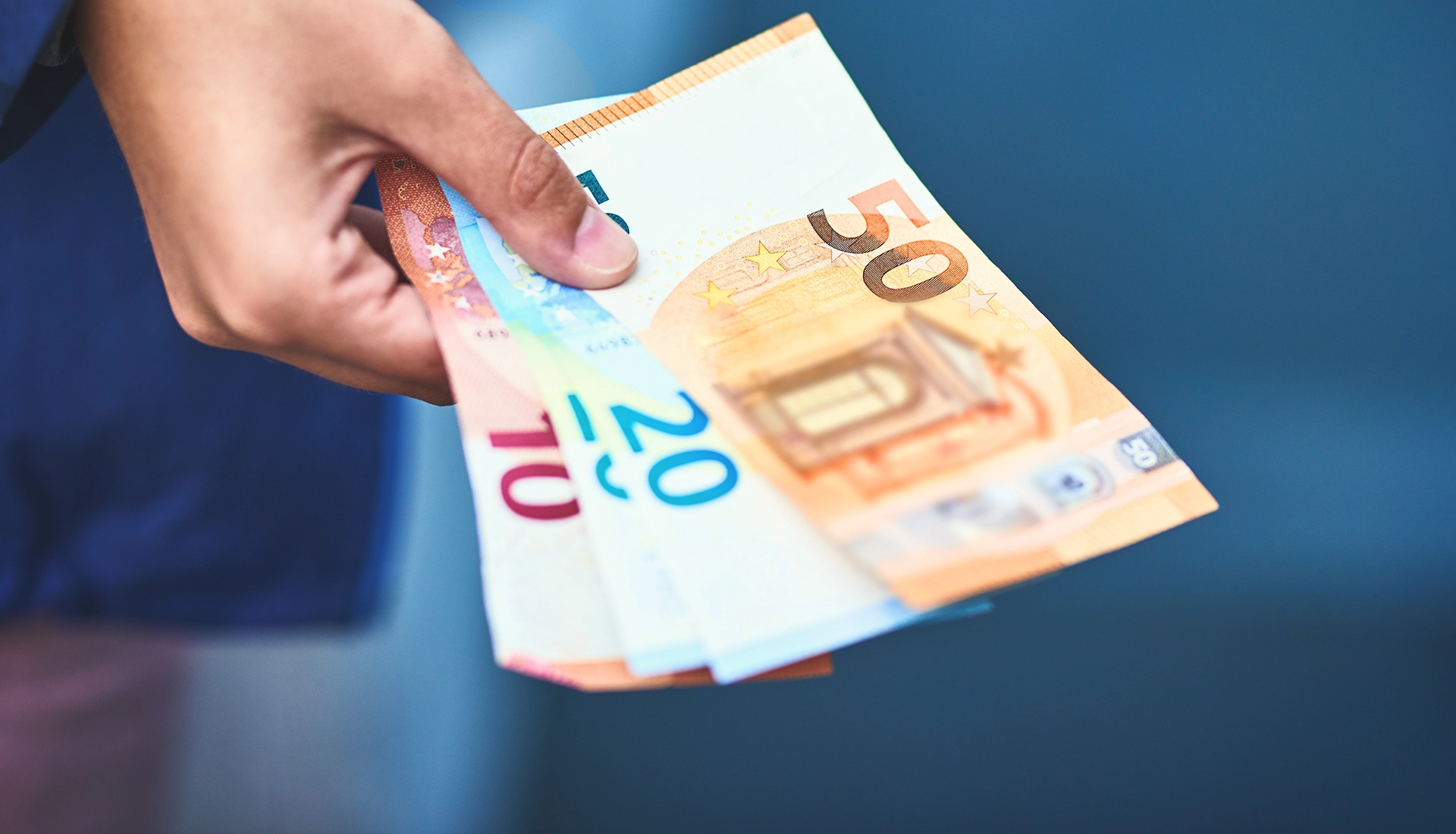 Una mano con dinero.