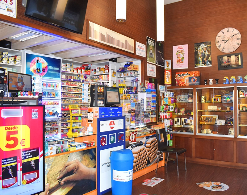 Zona del mostrador y estantería de tabacos.