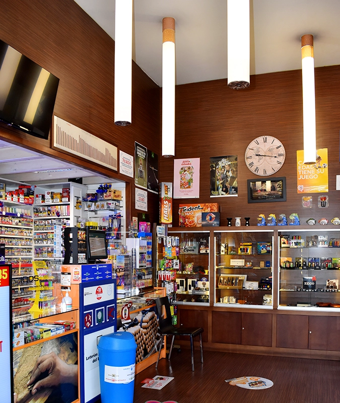Interior del estanco donde se ven las lámparas y al fondo una vitrina expositor.