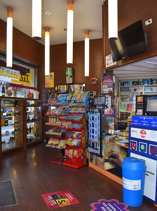 Interior del estanco donde se ven las lámparas que son unos cigarrillos.
